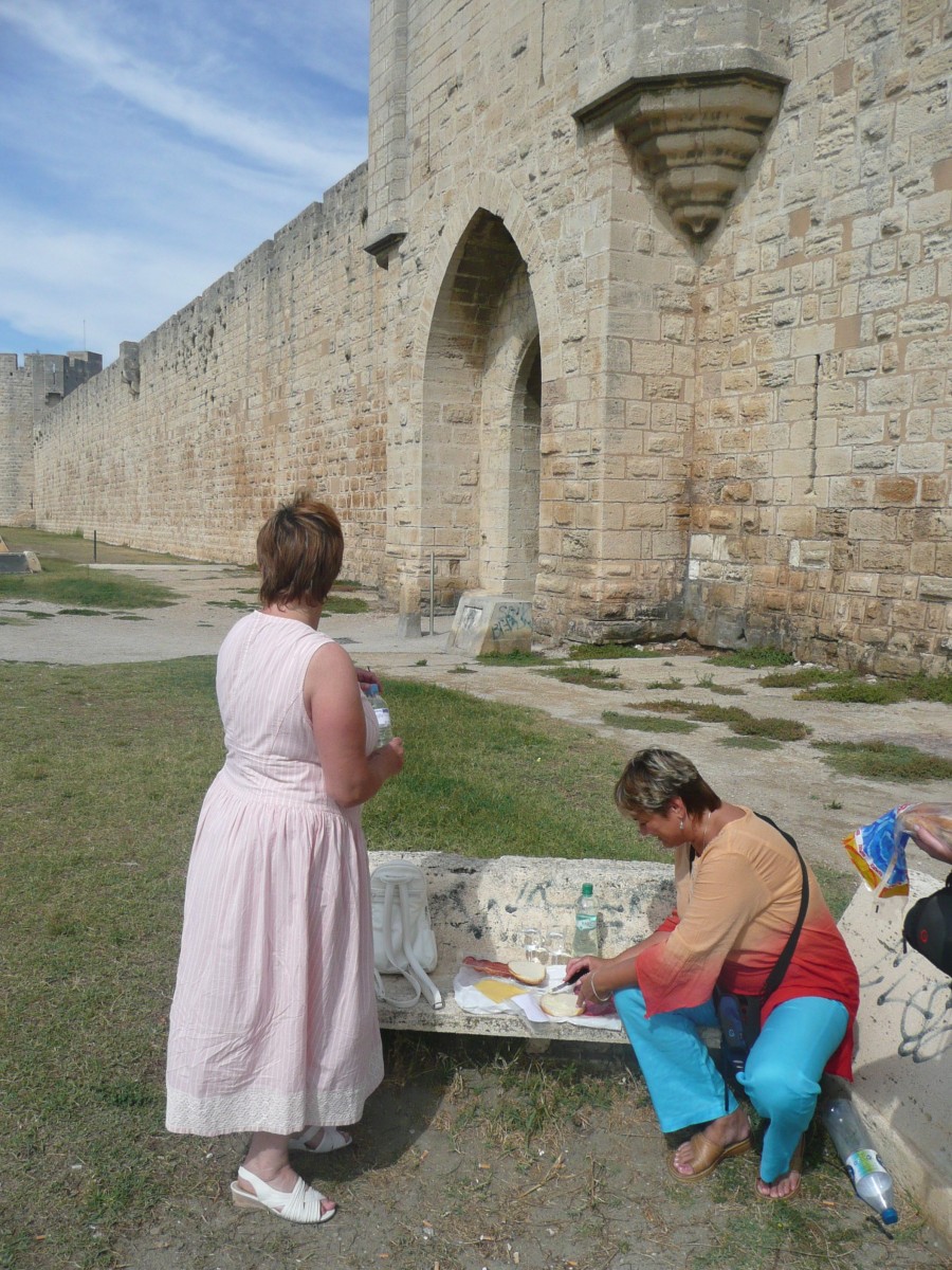 piknik před hradbami Aigues Mortes (Francie)